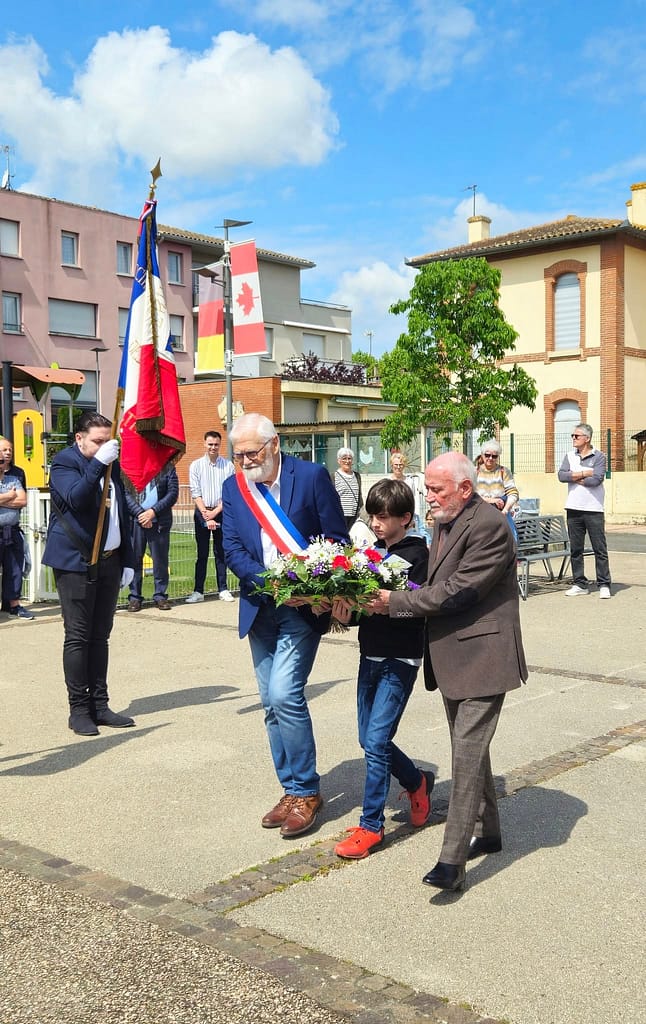 Dépôt de gerbe par le maire, un élu du conseil municipal des enfants pour les commémorations du 8 mai