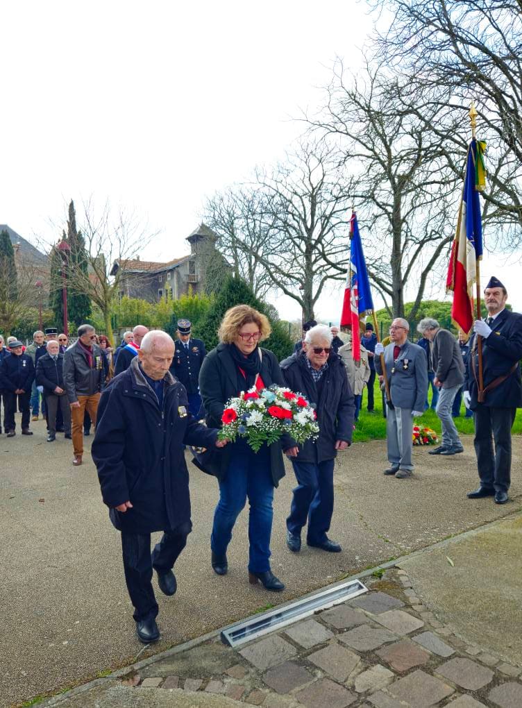 Commémorations: dépôt de gerbe par Cathy Hoareau et le président des anciens combattants